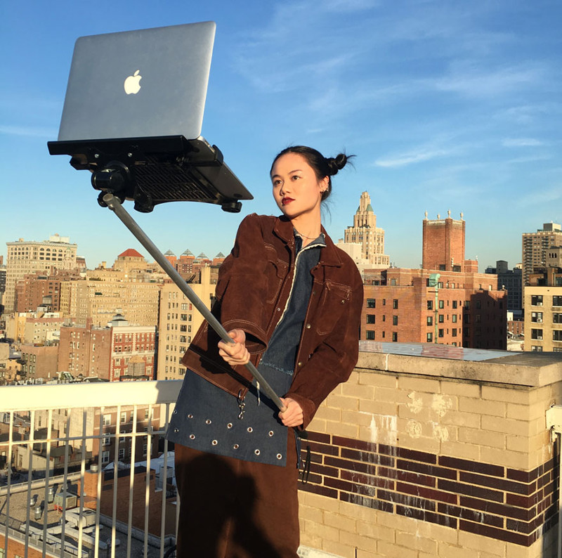 Молодые художники поразили Нью-Йорк селфи-палкой для MacBook
