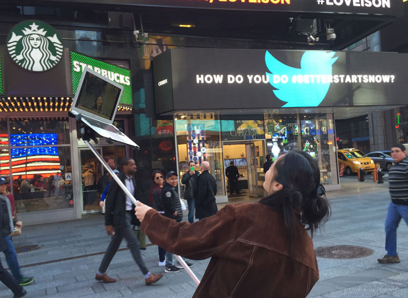 Молодые художники поразили Нью-Йорк селфи-палкой для MacBook