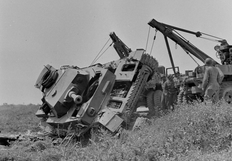 8. Американцы сбрасывают с дороги подбитый немецкий средний танк Pz.IV. Тунис, 1943 год