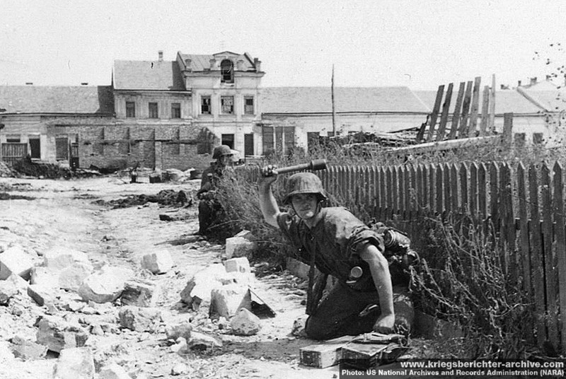 93. Солдаты дивизии "Лейбштандарт" закидывают руины здания противопехотными гранатами. Украина, 1941 год