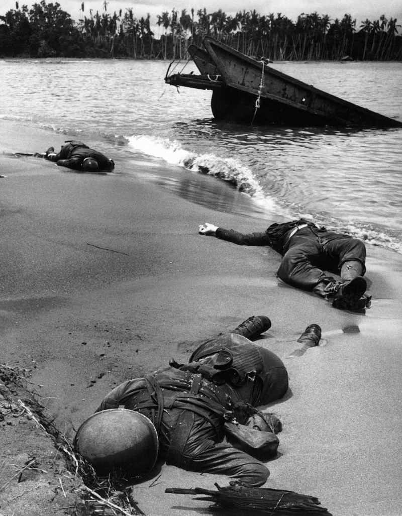 10. Тела американских морских пехотинцев на пляже Бана. Новая Гвинея, февраль 1943 года.