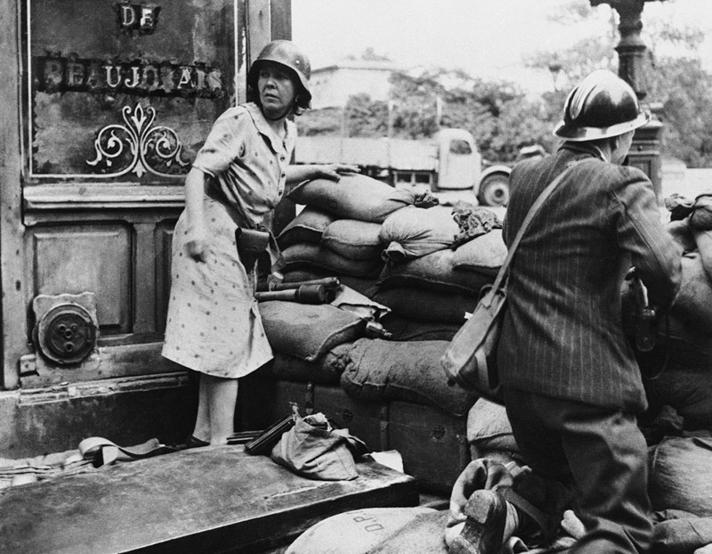 91. Жители Парижа во время уличных боёв с немецкими войсками. Август 1944 года
