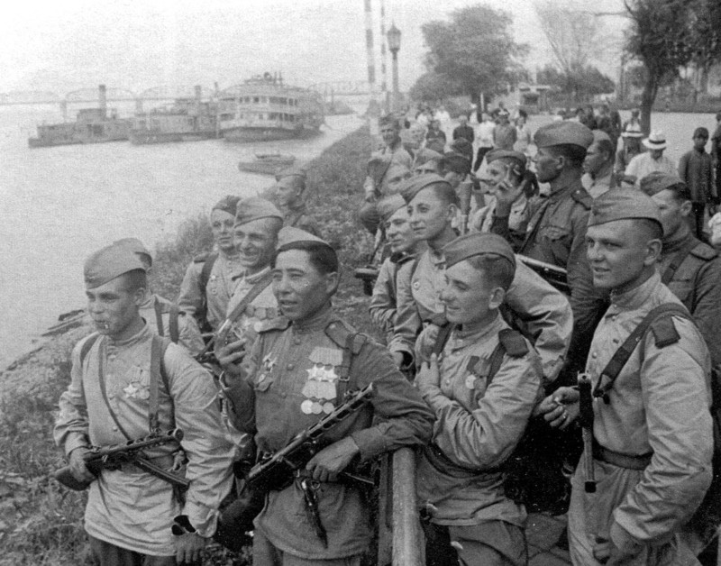 14. Советские солдаты в Харбине, 20 августа 1945 года
