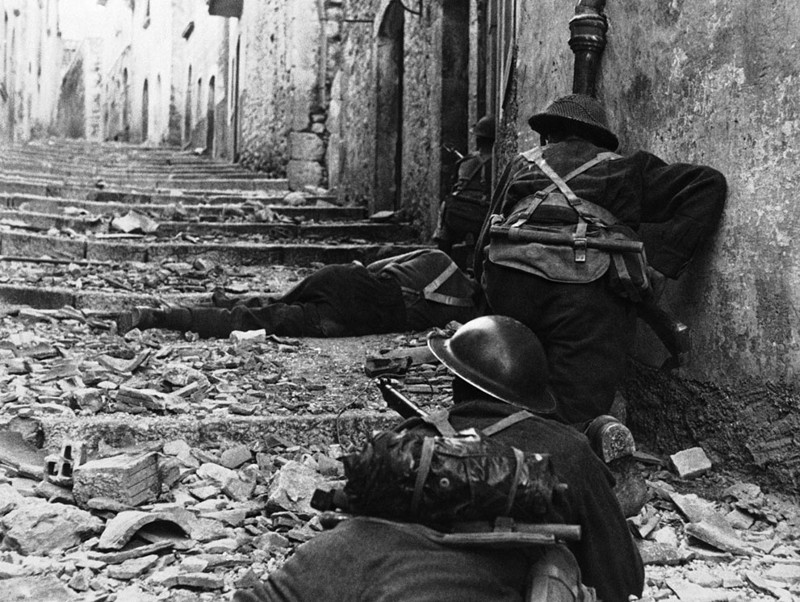 92. Канадцы под снайперским обстрелом на улицах Кампочиаро, Италия. Немцы, оступая, оставили в городе только снайперов. 11 ноября 1944 года