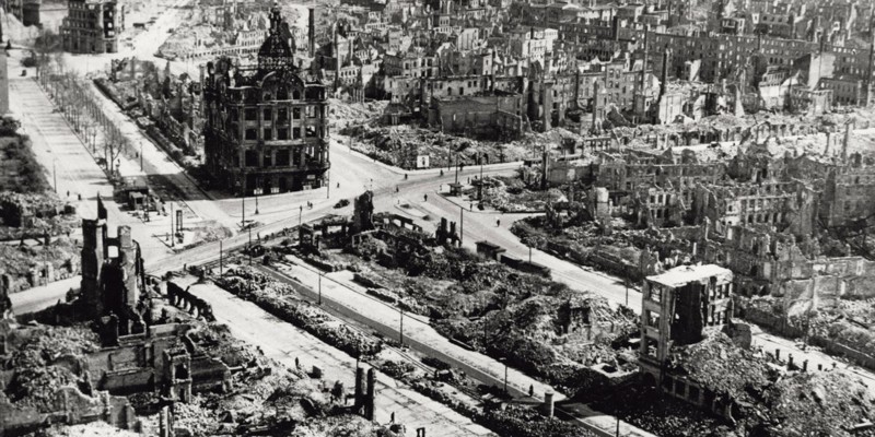 34. Дрезден в руинах