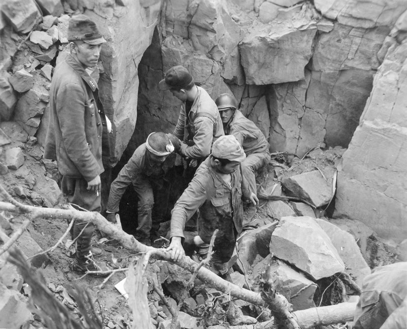 50. Японские военнопленные выбираются из пещеры на Иводзиме