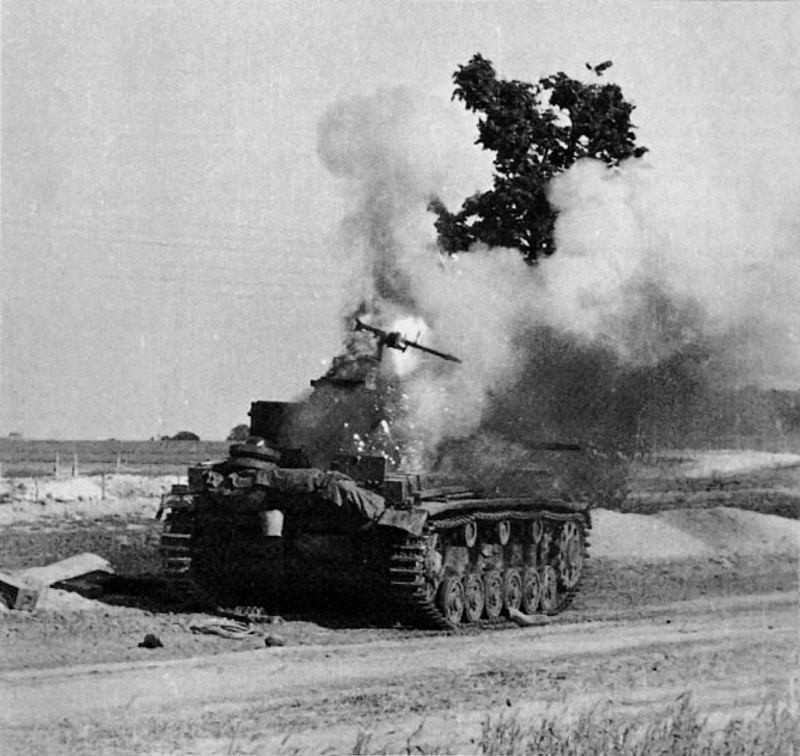55. Горящий немецкий средний танк Pz.III. СССР, 1942 год