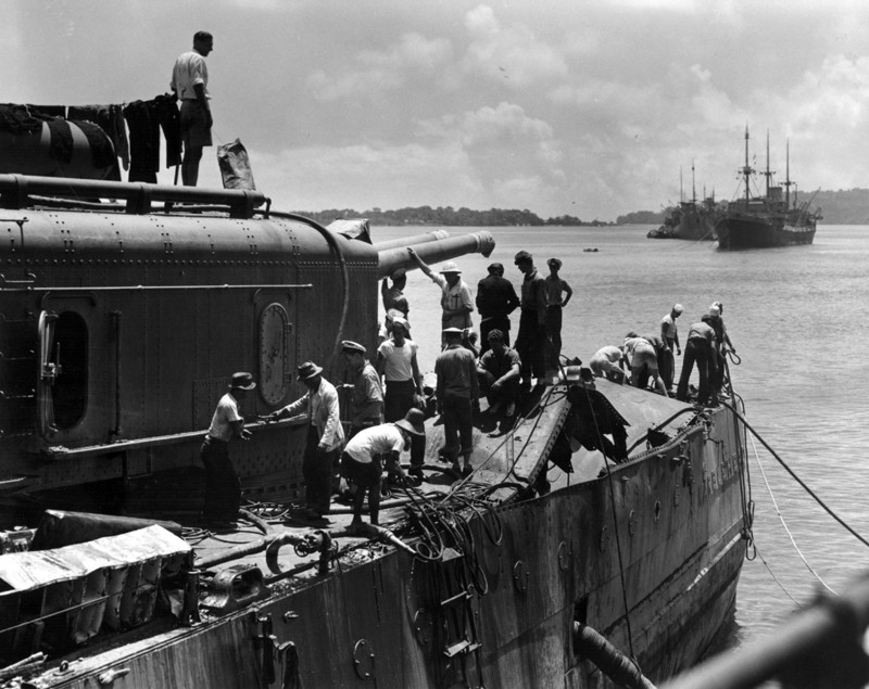 57. Повреждённый во время боя в Макассарском проливе японскими бомбами американский крейсер "Марблхэд". 4 февраля 1942 года