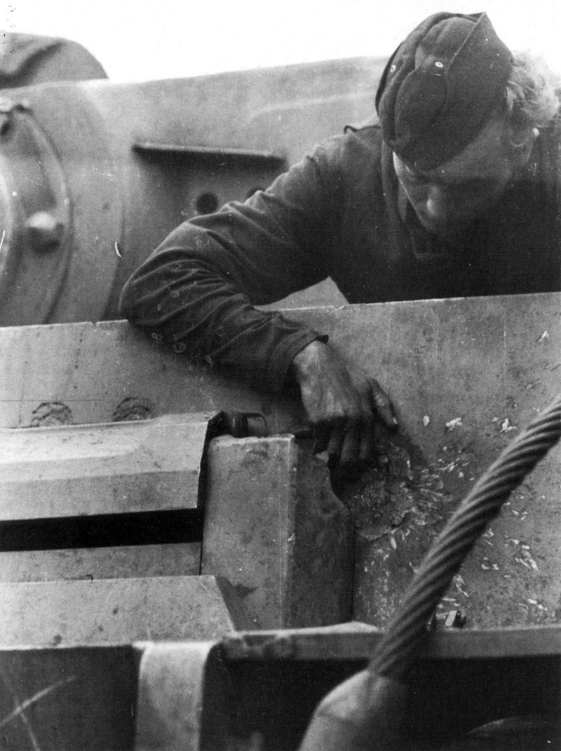 68. Немецкий танкист осматривает след от попадания советского снаряда на лобовой броне танка PzKpfw.VI "Тигр". Курская дуга, 1943 год