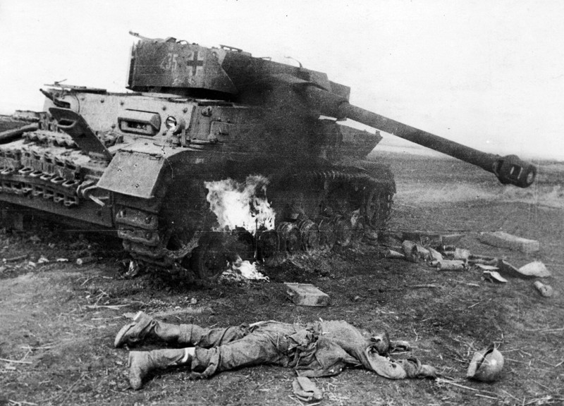 71. Горящий немецкий средний танк Pz.IV