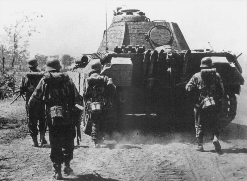 72. Немецкая пехота продвигается по дороге под прикрытием танка PzKpfw.V "Пантера". Восточная Пруссия, осень 1944 года