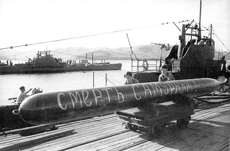 76. Погрузка торпеды с надписью "Смерть самураям!" на советскую подводную лодку ТОФ типа "Щука" (V-бис серии)