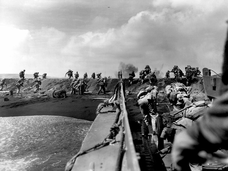 83. Американские морские пехотинцы высаживаются на Иводзиме