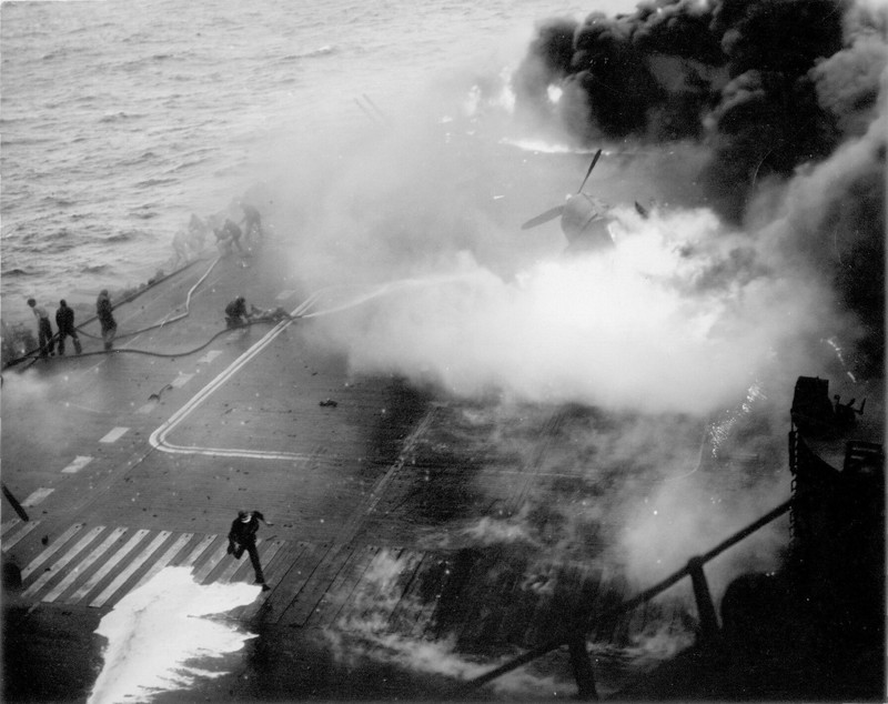 84. Палуба американского авианосца "Саратога" спустя несколько секунд после попадания в него камикадзе. 21 февраля 1945 год