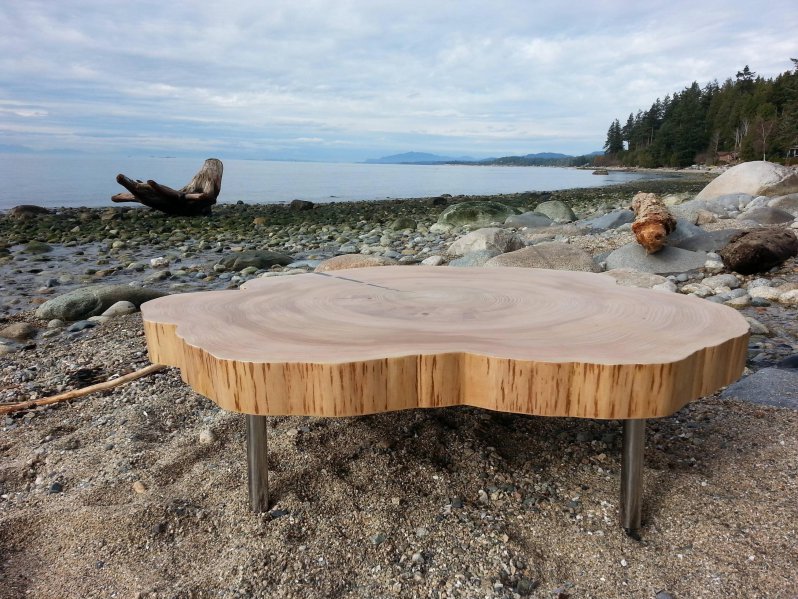Оригинальный стол из дерева 