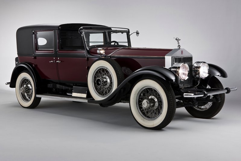 Rolls-Royce Phantom I — прямой преемник модели Silver Ghost, выпускавшейся на протяжении почти 20 лет, с 1906 года.