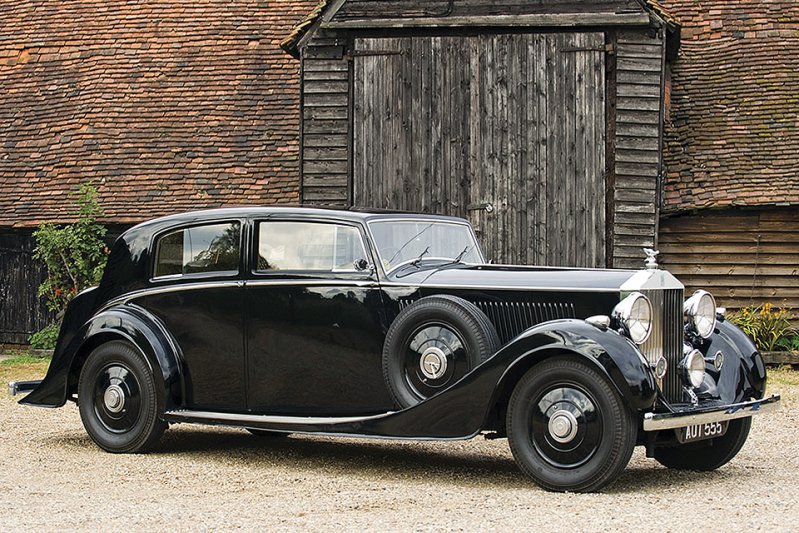 Rolls-Royce Phantom III был представлен в 1936 году и получил двигатель V12.