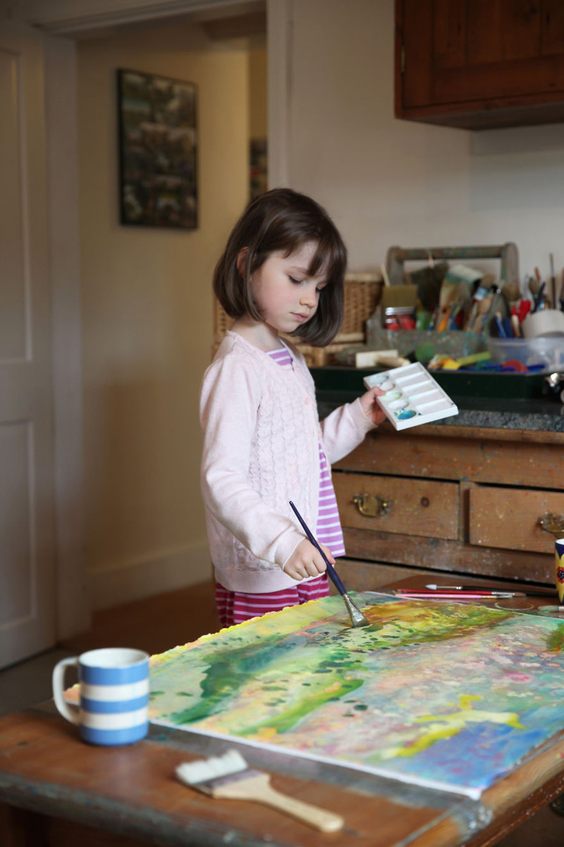 Мама девочки собирается издать книгу "Айрис Грейс", в ней не только будут представлены картины дочки, это будет еще и история о ней, об аутизме. 