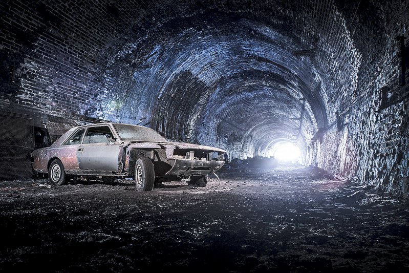 Тоннель с брошенными автомобилями в Ливерпуле