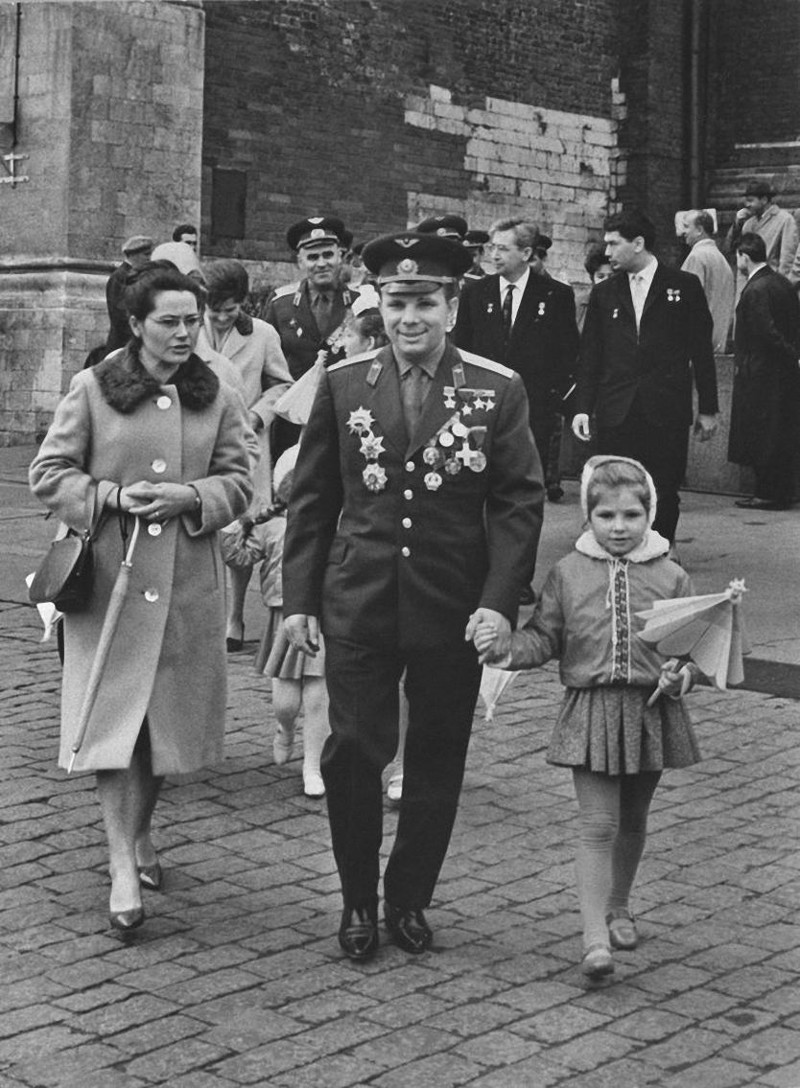 Юрий Гагарин с семьёй