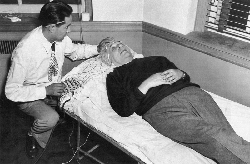 Доктор снимает энцефалограмму Эйнштейна, пытаясь изучить работу его мозга