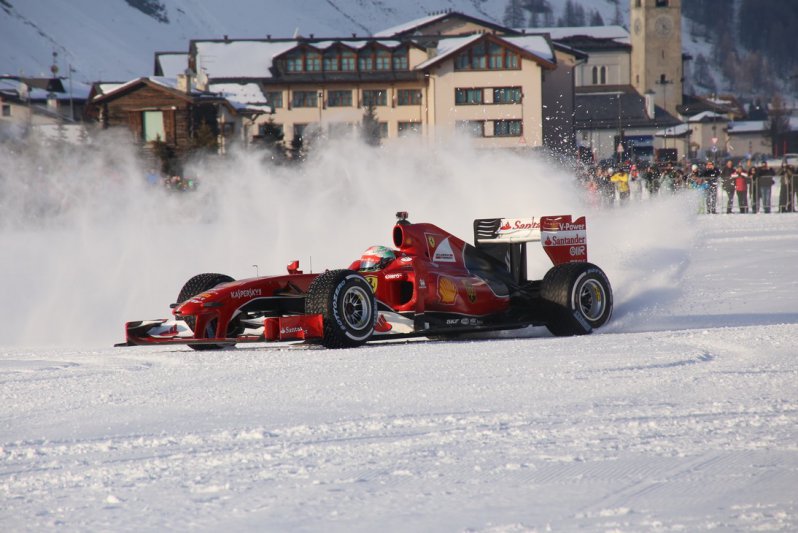 Cнежный заезд Scuderia Ferrari на горнолыжном курорте