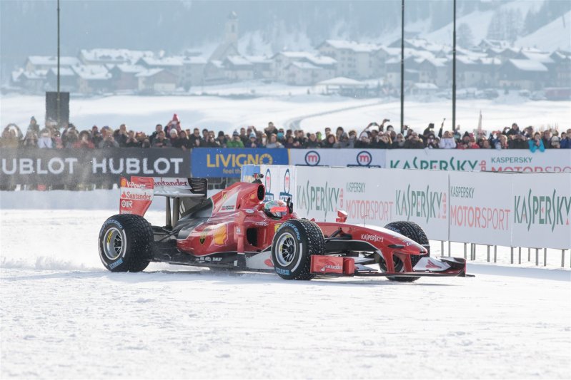 Cнежный заезд Scuderia Ferrari на горнолыжном курорте