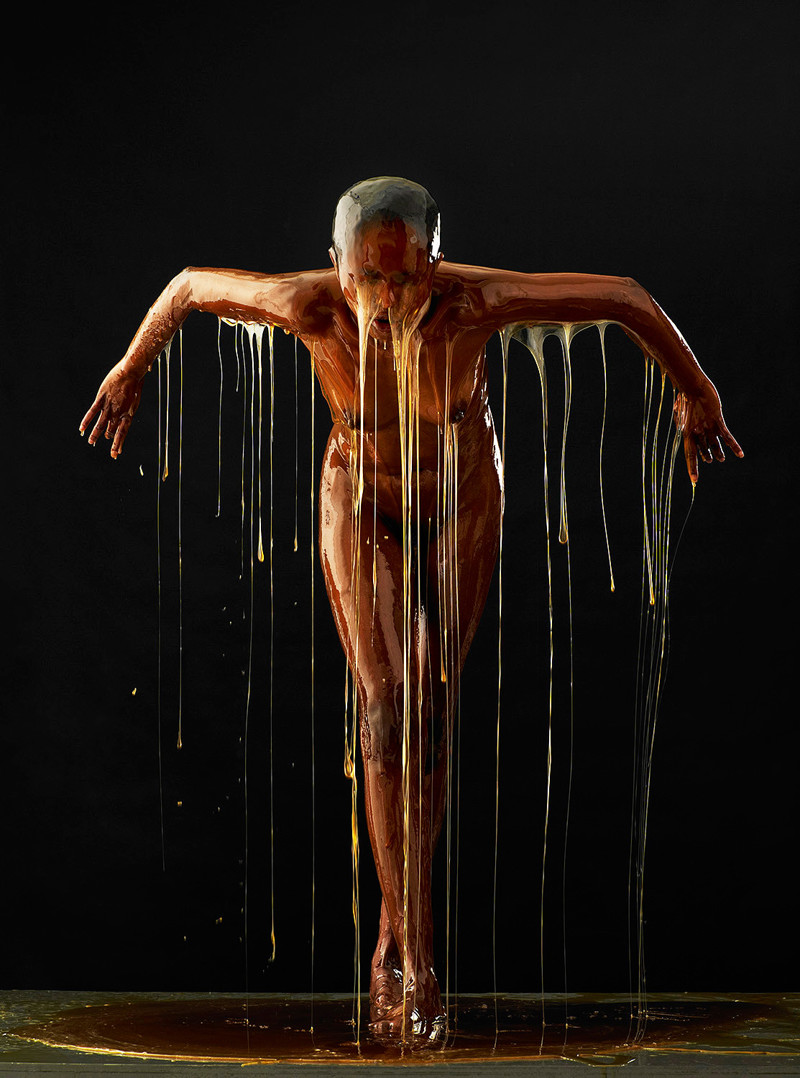 Сладость или сумасшествие? Фотограф покрывает моделей мёдом с ног до головы для странного проекта