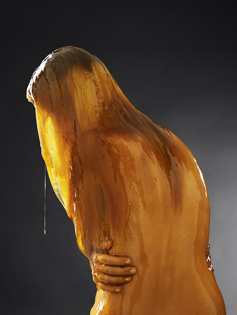 Сладость или сумасшествие? Фотограф покрывает моделей мёдом с ног до головы для странного проекта