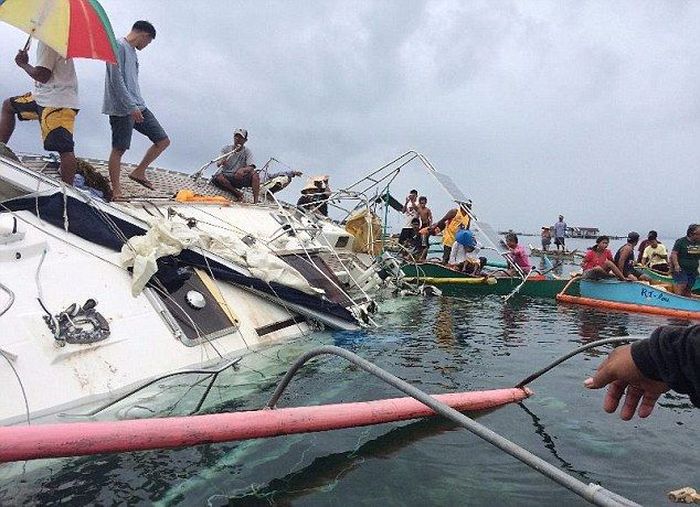 У берегов Филиппин нашли дрейфующую яхту с мумией
