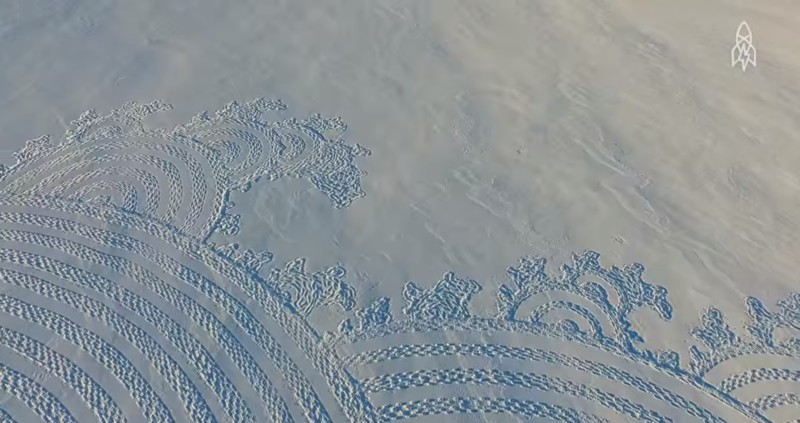 Мужчина каждый день проходит 30 километров, чтобы создать эти великолепные картины на снегу
