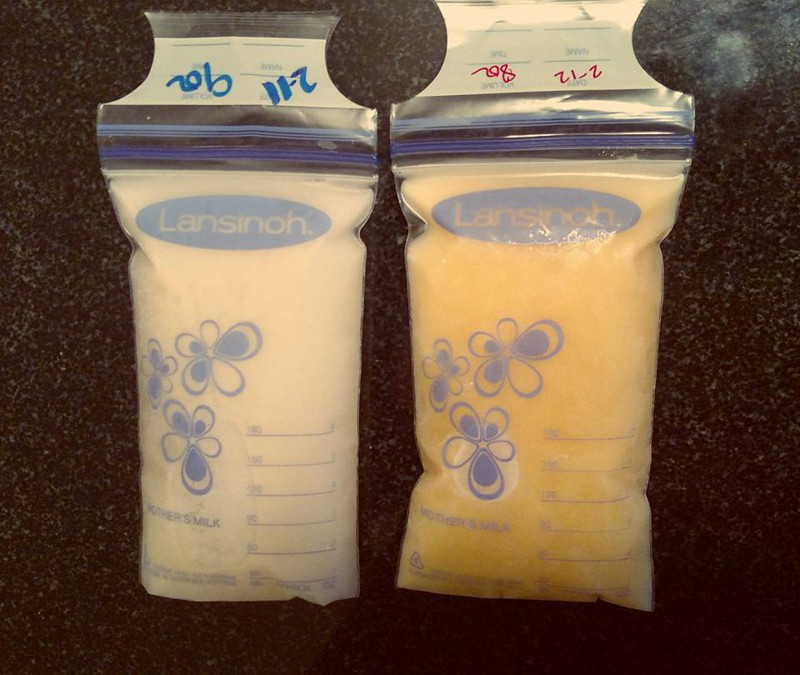 Она поделилась фотографией ниже и написала, что молоко слева она сцедила и положила в холодильник всего за сутки до сцеживания молока справа, хотя они и заметно отличаются по цвету. В чем же дело?