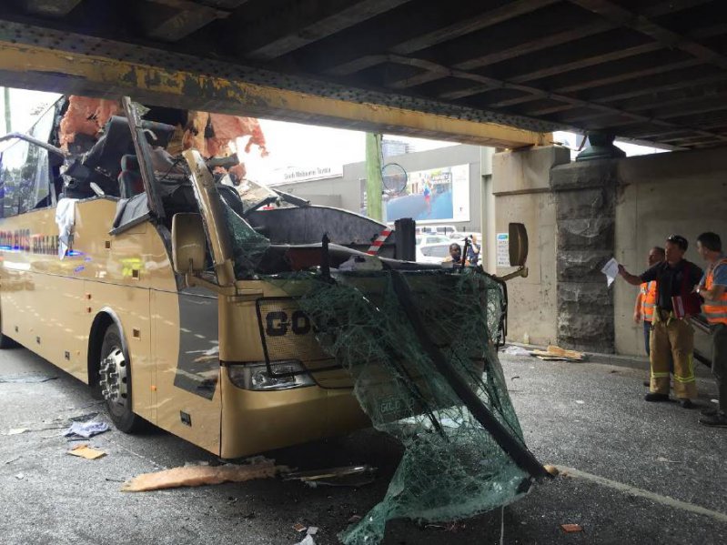 В Мельбурне пассажирский автобус врезался в мост