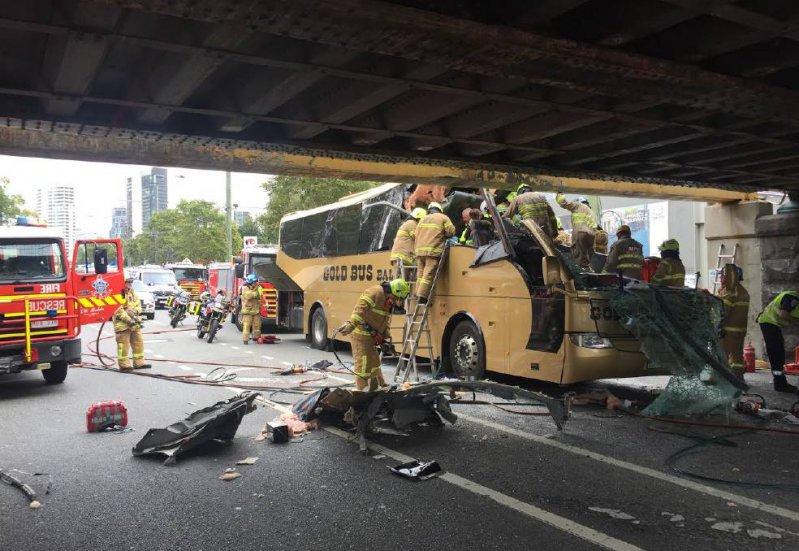 В Мельбурне пассажирский автобус врезался в мост