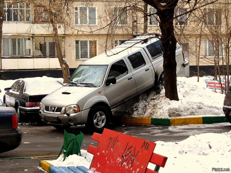 Штрафы во дворах. Неправильная парковка машины. Внедорожник припарковался на сугробе. Неправильно припаркованный автомобиль. Неправильная парковка во дворе.