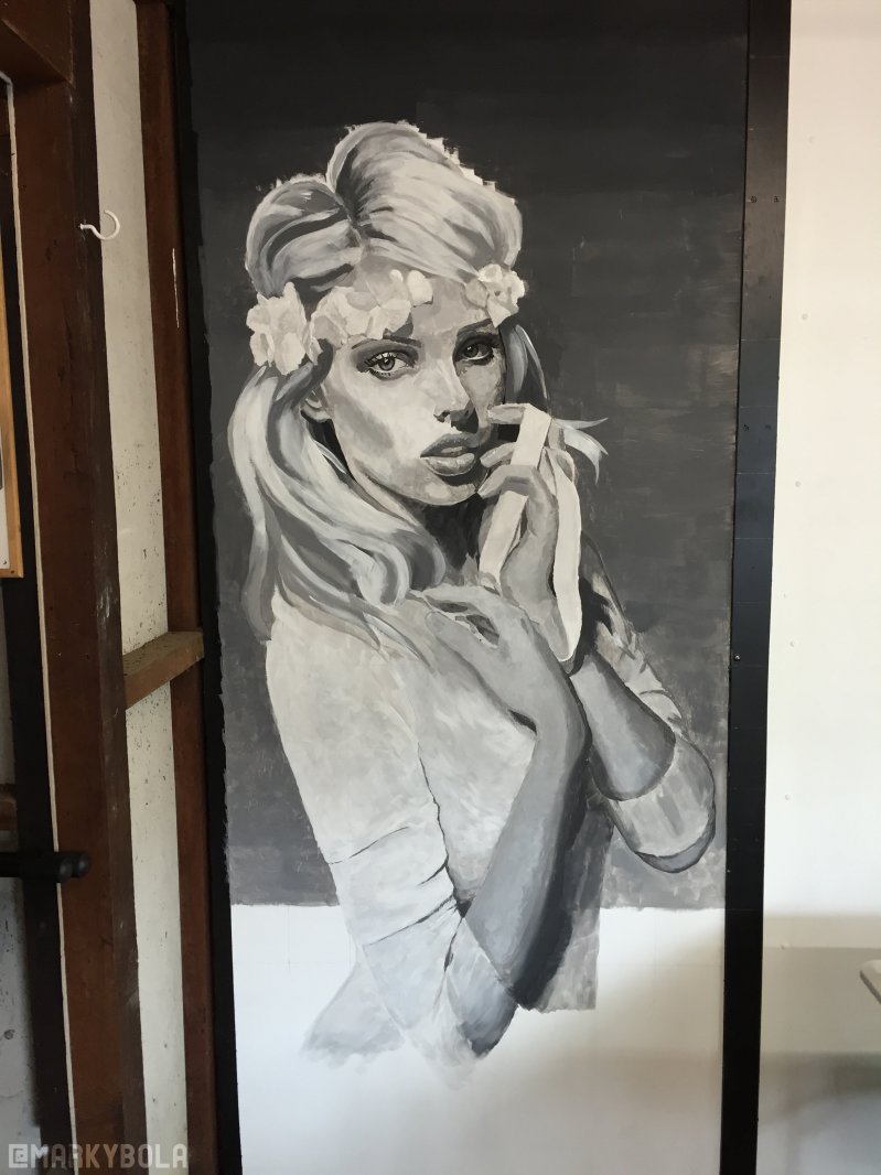 Портрет девушки на стене