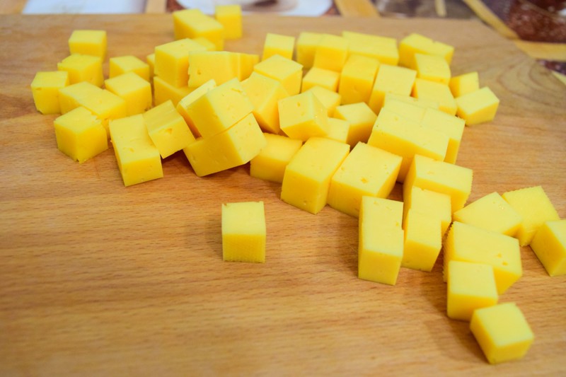 Нарезаем крупными кубиками сыр