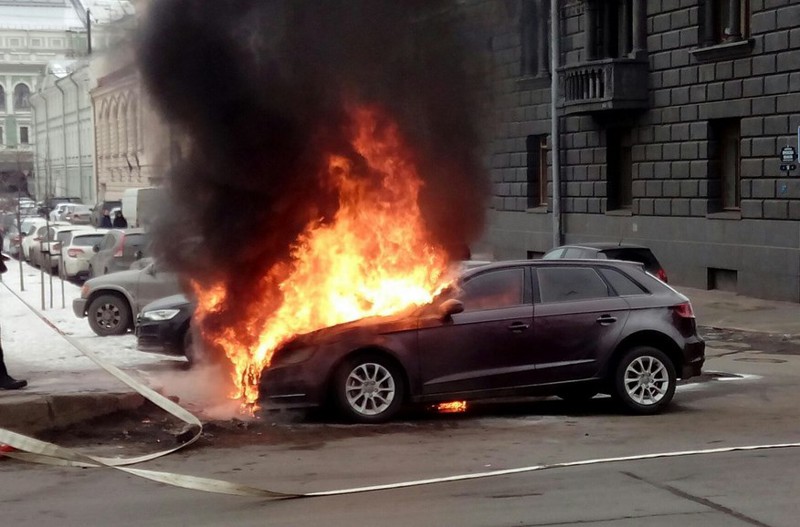 В Петербурге сгорела BMW Alpina жены Сергея Шнурова