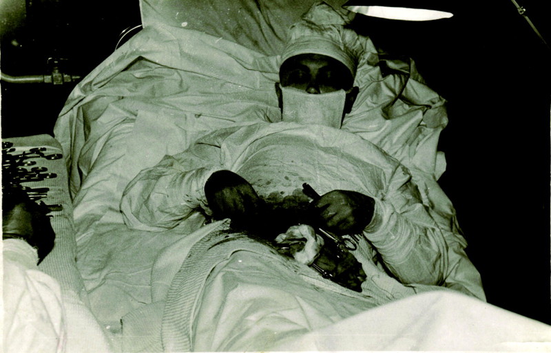 27. Леонид Рогозов, врач-хирург, в 1961 году во время Советской антарктической экспедиции выполнил себе операцию аппендэктомии.
