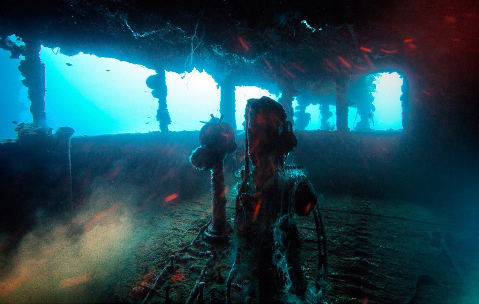 Близ атолла Чуук находится самое крупное подводное кладбище военной техники. Вся она была уничтожена в феврале 1944 года, во время операции Хэйлстоун. Моря и океаны, интересное, подводный мир