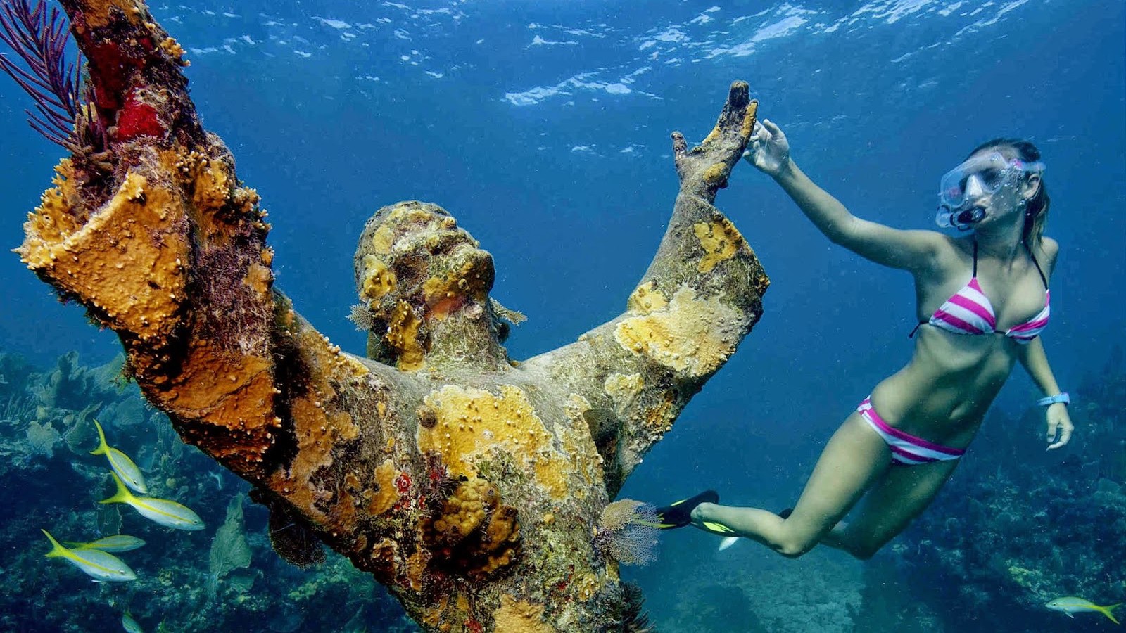 статуя христа под водой