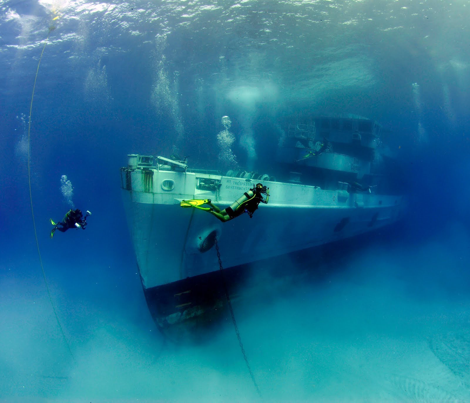 Судно USS Kittiwake, затопленное специально для дайверов на небольшой глубине, Каймановы острова. Моря и океаны, интересное, подводный мир