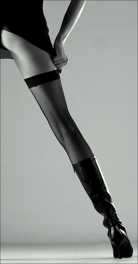 Женские ножки черные чулки