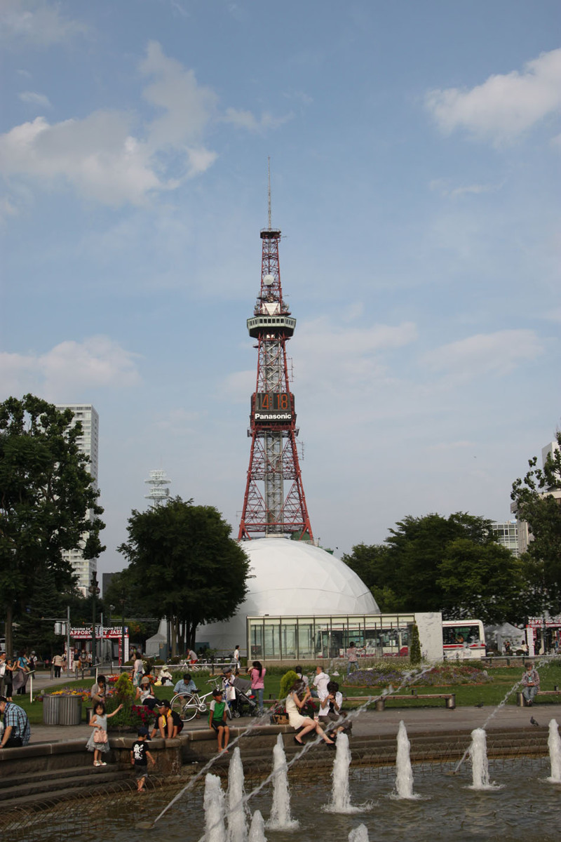 Телевизионная башня в центре города