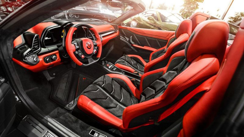 Carlex Design освежил интерьер кабриолета Ferrari