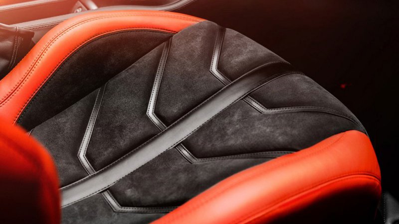 Carlex Design освежил интерьер кабриолета Ferrari