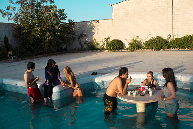 Молодежь расслабляется и выпивает в тегеранском бассейне