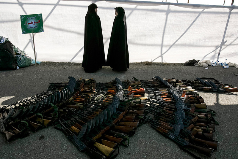 Женщины-басиджи и АК-47, подготовленные для парада