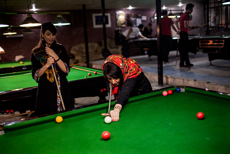 Женщины играют в бильярд в мужском клубе, куда по правилам вход женщинам запрещен