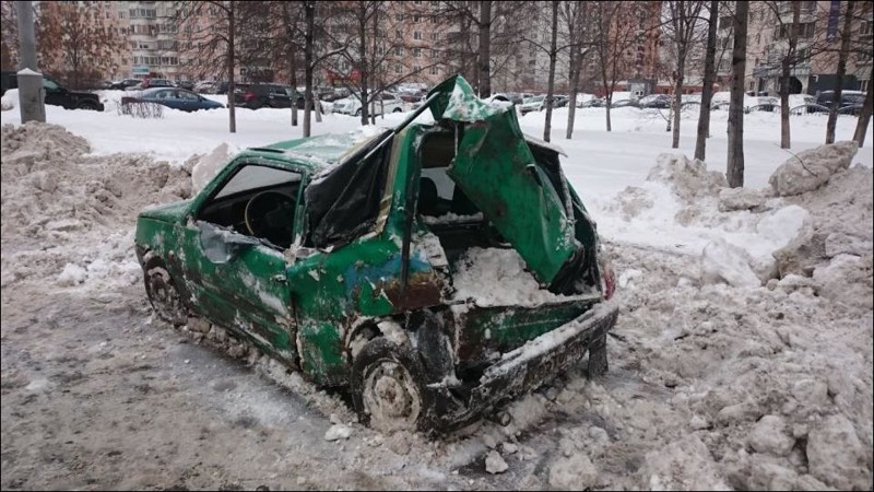 В Москве коммунальщики раздавили автомобиль “ока”, приняв его за сугроб
